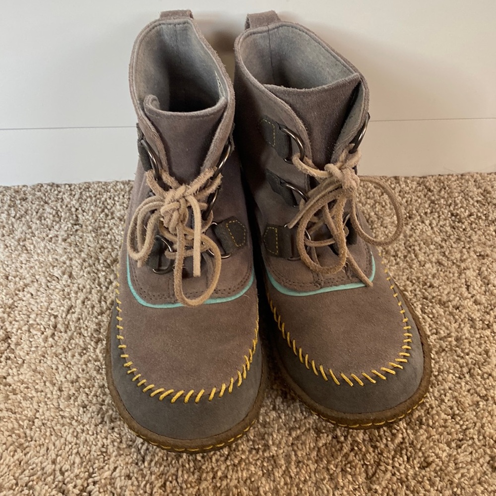 Sorel suede boots- lavender & blue